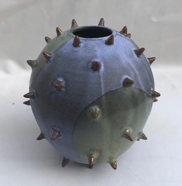 vase ronde avec piques, bleu