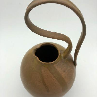 cruche brune avec anse longue