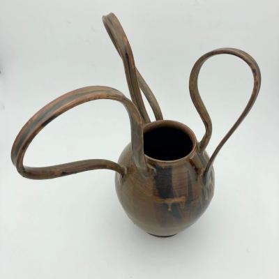 vase brun en mouvement
